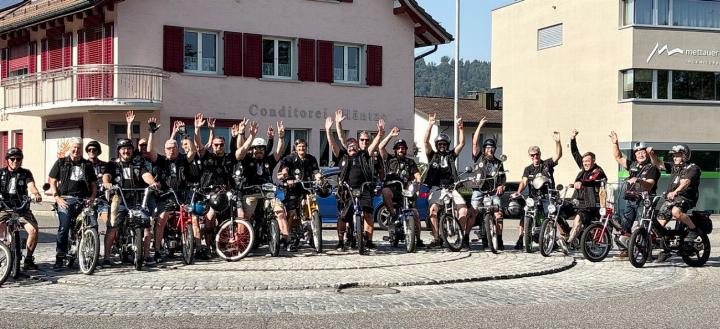 Die Motopirates haben sich extra fürs Foto in den Linden-Kreisel positioniert, ein paar Minuten später gings dann los auf die Jura-Tour. Sie fuhren mit Mofas der Marken Puch Maxi, Sachs, Herkules, Pony oder Ciao. Fotos: isp