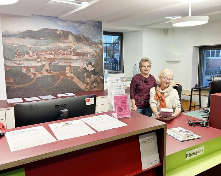 Edith Schwarz und Barbara Kindler freuen sich über die neue Theke in der Bibliothek Mellingen, die ihre Arbeit erleichtert. Foto: hhs