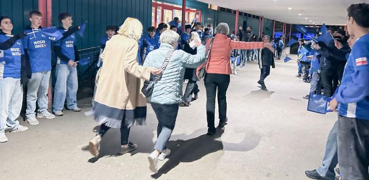 C-, D- und E-Junioren des FC Fislisbach stehen vor der Mehrzweckhalle Spalier, wo die Gemeindeversammlung über ihren Kunstrasen entscheidet. Foto: hhs