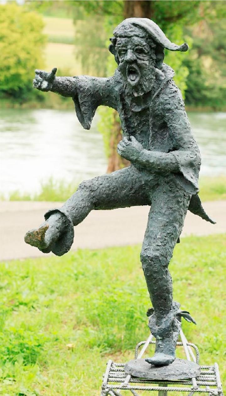 Märchen-Bronzeskulpturen des Künstlers Freddy Air Röthlisberger beim Alterszentrum Mellingen. Foto: Viktor Zimmermann