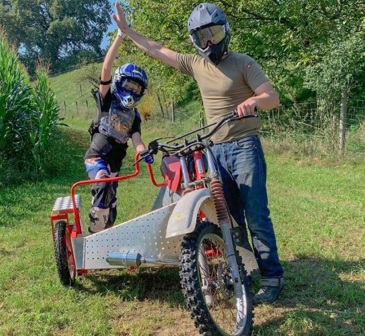 Sohn Levin fährt mit Vater Manuel beim Plausch-Töffli-Rennen mit. Foto: zVg