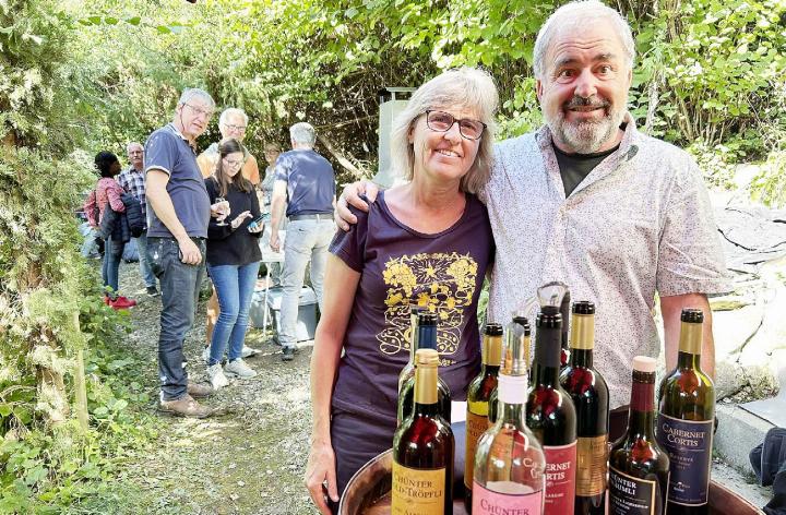 Feine Tröpfchen in lauschiger Umgebung: In ihrem Rebberg lassen Susi und Fritz Kohler (vorne) unter anderem ihren neuen «Chünter Rosé» degustieren. Foto: hhs