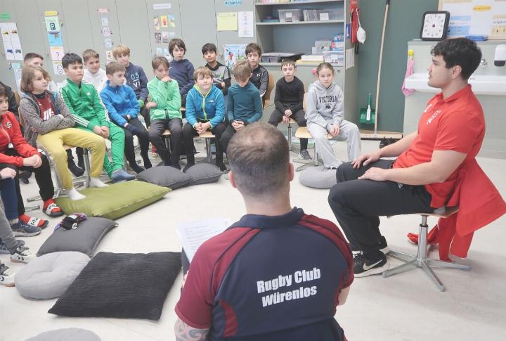 Der Profi-Rugbyspieler Jeremy Toa (rechts) erzählte an der Primarschule Kleine Kreuzzelg von seiner Leidenschaft und die Buben und ein Mädchen hörten ihm fasziniert zu. Im Vordergrund Primarlehrer Davide Mancina. Fotos: mbe