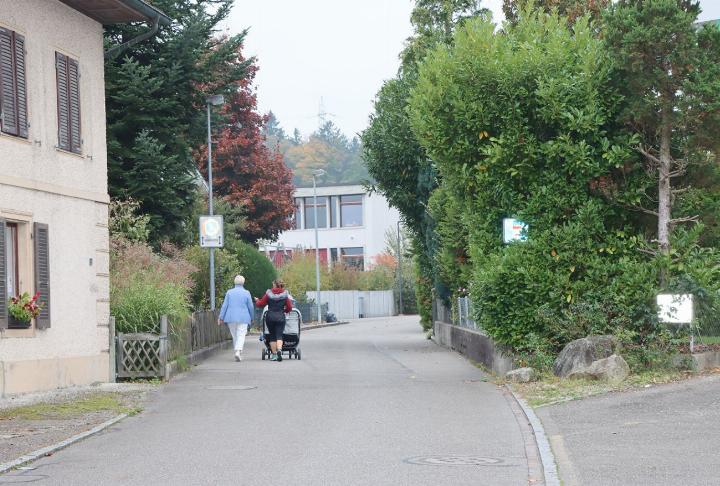 Der Schulweg soll verkehrsfrei werden. Die Zufahrt bis zum Pfarrhaus ist weiterhin gewährleistet. Foto: dg