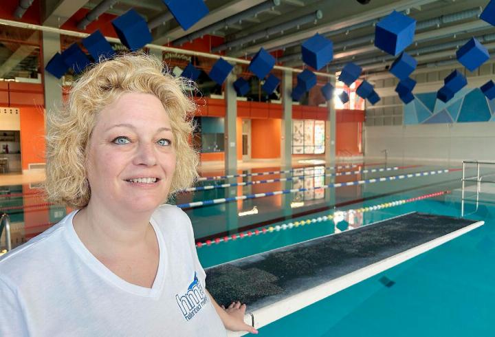 Bademeisterin und Betriebsleiterin Manuela Palladino ist zurzeit überall gefragt, im Hallenbad genauso wie auch auch bei Bauplanungssitzungen. Ab Montag, 20. April, ist das Hallenbad geschlossen, es wird saniert. Foto: hhs