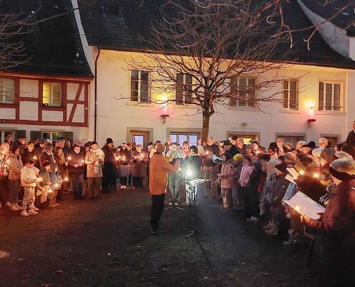 Der Ibergplatz erleuchtete vor lauter weisser Kerzen. Foto: zVg