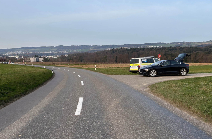 Das Auto und ein Polizeiauto an der Gnadenthalerstrasse in Richtung Reusspark. Foto: Kapo Aargau