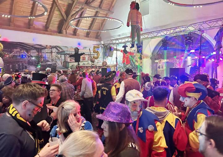 Hoch oben hängt der Polteri, während unten das Jubiläum der Polterzunft Staretschwil gefeiert wird. Foto: hhs