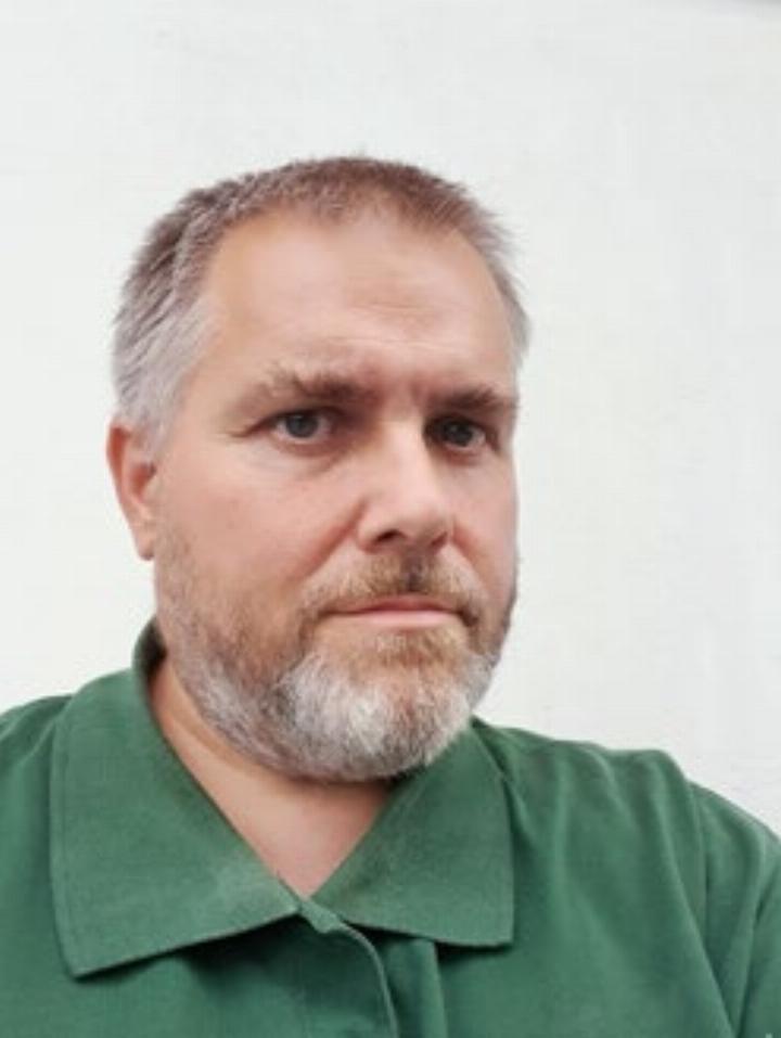 Patrick Oldani lebt mit seiner Familie in Tägerig. Der Einkaufsleiter ist Mitglied des Gemeinderates. In der Freizeit ist er gerne in der Natur unterwegs, unternimmt etwas mit der Familie oder werkelt am Haus oder im Garten.