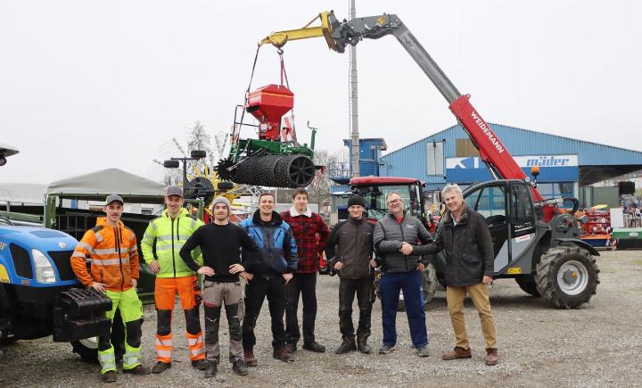 Verkaufsleiter Ralf Meier (2. v. r.) und die Mitarbeitenden sorgen dafür, dass die 350 Landmaschinen in einem Parcours aufgestellt werden. Inhaber Rolf Mäder (ganz rechts) erwartet an der Messe viele Besuchende. Foto: dg