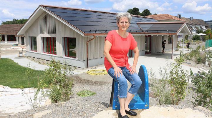 Frau Vizeammann Cornelia Stutz vor dem Neubau des Kindergartens Althau 3. Foto: dg