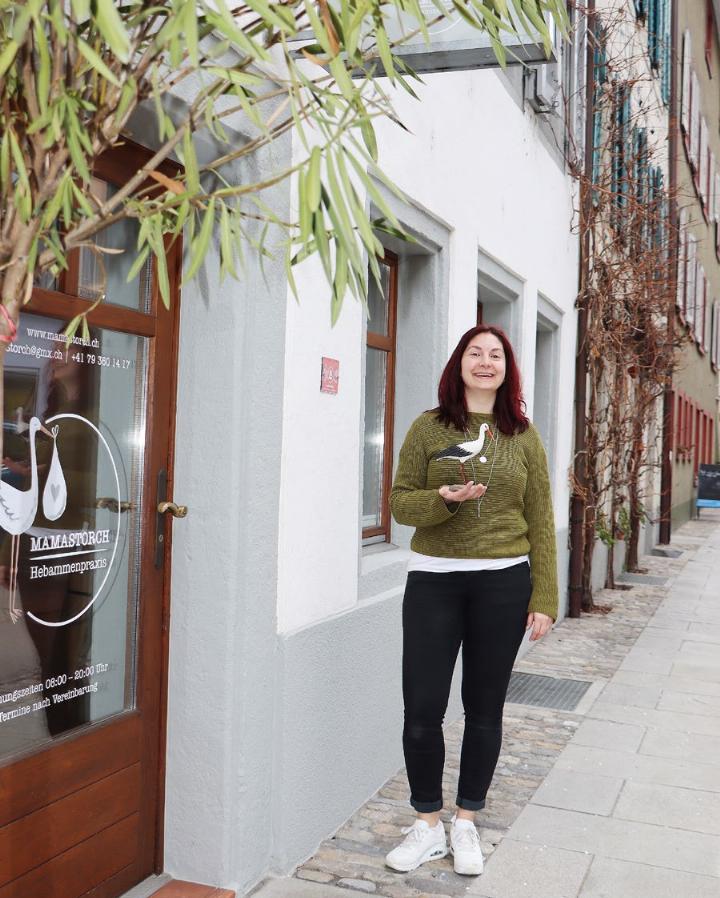 Caroline Suter ist Hebamme aus Leidenschaft. Sie eröffnet am 1. März an der Grossen Kirchgasse in der Altstadt ihre eigene Hebammenpraxis. Foto: dg