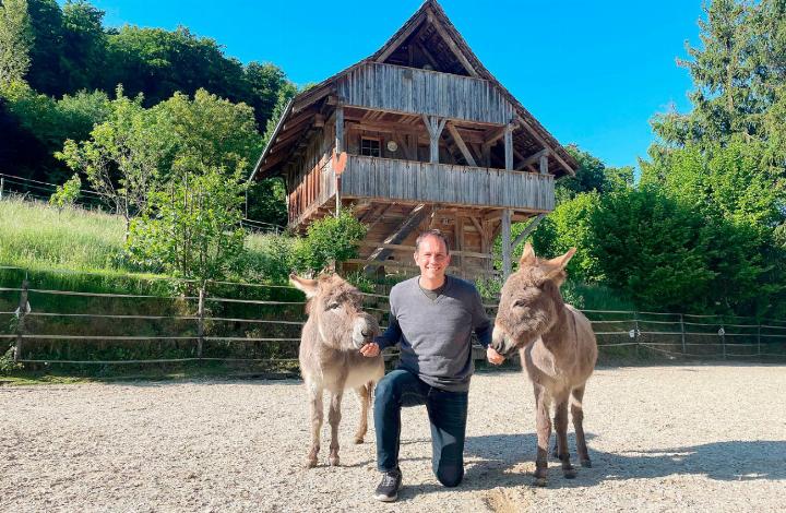 Vermögensverwalter Matthias Dudler mit den Eselchen Giovanni und Aida von Knies Kinderzoo. Dudler und seine Frau leben mit ihren Kindern und vielen Tieren auf dem Landgut Hütteguet in Wettingen. Foto: mbe
