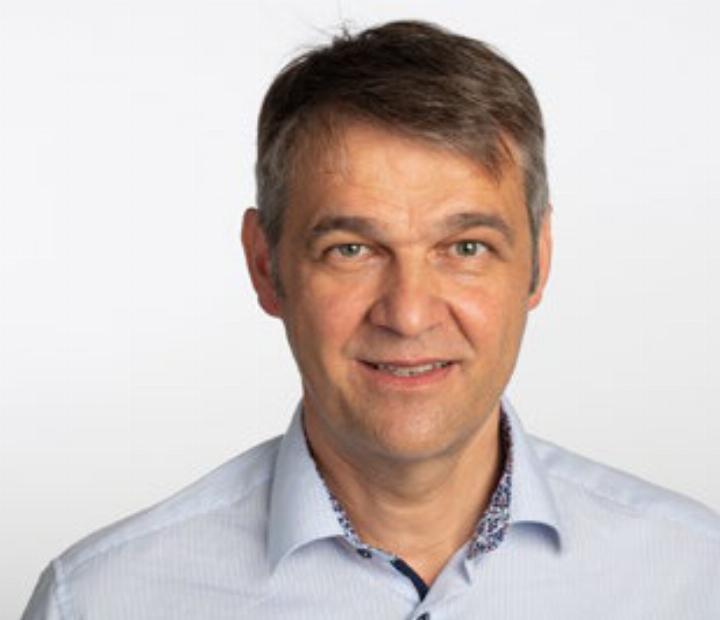 Patrick Zehnder lebt mit seiner Familie in Birmenstorf. Er unterrichtet Geschichte an der Kantonsschule Baden und verfolgt als freiberuflicher Historiker lokalund regionalgeschichtliche Projekte. Seine Freizeit verbringt er beim Orientierungslauf, auf dem Velo oder auf Langlaufskis.