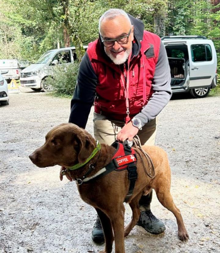 Carmelo Colletti mit seinem Spürhund Coffee. Foto: hhs Carmelo Colletti mit seinem Spürhund Coffee. Foto: hhs