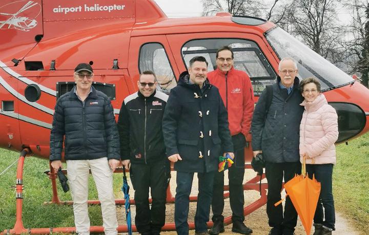 Wendelin Blattmer, Christian Vogel, Thomas Widmer, der Pilot, Rolf Meier und Myrta Meier (von links nach rechts) kurz vor dem Abflug. Foto: zVg