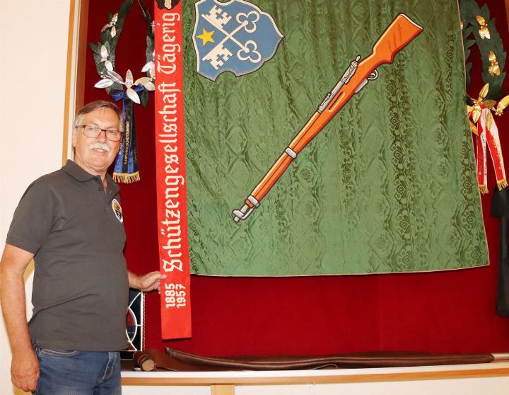 Der Aktuar Willi Gloor vor der Fahne der Schützengesellschaft Tägerig. Gloor war einmal Gemeindeammann. Fotos: dg/zVg