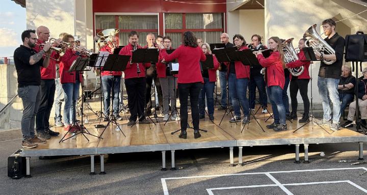 Der Musikverein Mägenwil-Wohlenschwil zeigt einen feurigen Auftritt auf der Freiluftbühne. Fotos: ist