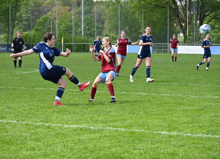 Die FF-19-Spielerinnen von Fislisbach kämpften, doch waren sie den Rupperswilerinnen physisch unterlegen. Foto: sl