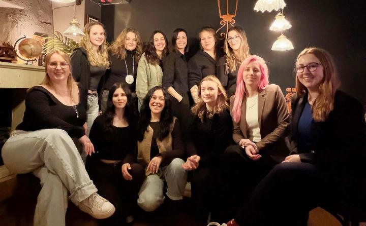 Die Rüsschatze im Bremgartner Lokal Stiefelchnächt vor ihrer Generalversammlung. Ein grosses Thema war das Open Air vom 8. August, das die Fasnachtsclique seit 2021 organisiert. Foto: zVg