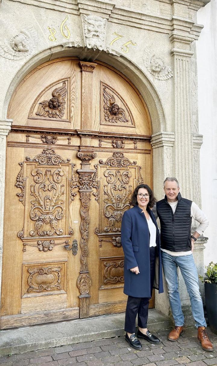 Neben dem Portal der Pfarrkirche in Mellingen stehen Alexandra Atapattu (l.) und Andy Wipf vom Organisationskomitee, über dem Portal in Stein gemeisselt die Jahreszahl 1675. Ein Jahr später, 1676, wurde die Kirche eingeweiht. Zum 350-Jahr-Jubiläum ist am 18. Oktober ein Fest geplant. Foto: hhs