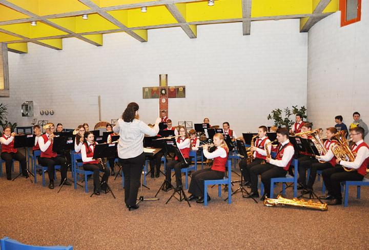 Das Jugendspiel Rohrdorferberg spielte in der Kirche Gut Hirt in Niederrohrdorf überwiegend Klassiker aus seinem Archiv. Unterstützt wurde es dabei von Nachwuchsmusikern aus Musikschulen der Region. Fotos: ml