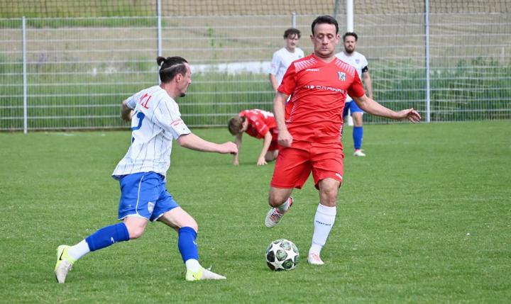 Auch Othmarsingens Goal-Getter Hajrullah Murati (l.) konnte gegen Frick kaum etwas ausrichten. Foto: sl