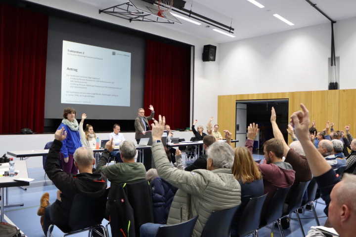 Der Gemeinderat Künten war gut vorbereitet. Die anwesenden Stimmbürgerinnen und Stimmbürger winkten alle Traktanden durch. Foto: dg Der Gemeinderat Künten war gut vorbereitet. Die anwesenden Stimmbürgerinnen und Stimmbürger winkten alle Traktanden durch. Foto: dg