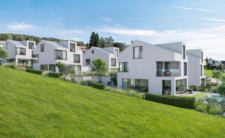 Der Spatenstich ist erfolgt (r.). So sollen die Einfamilienhäuser, die am Langacher in Remetschwil gebaut werden, aussehen. 
Visualisierung/Foto: zVg