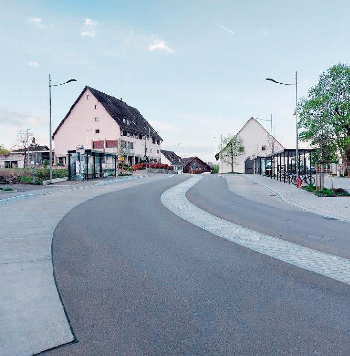 Die Kantonsstrasse im Zentrum Oberrohrdorfs. Ihre erfolgte Sanierung kommt die Gemeinde günstiger zu stehen wegen einer Gesetzesänderung. Foto: zVg