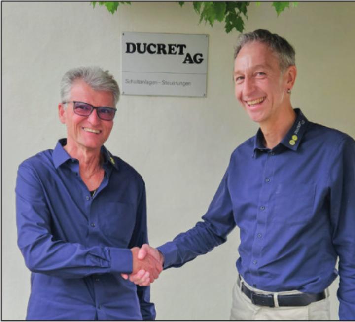 Geschäftsführer und Inhaber Stefan Meier (r.) gratuliert Viktor Seiler (l.) zum Arbeitsjubiläum. Foto: zVg