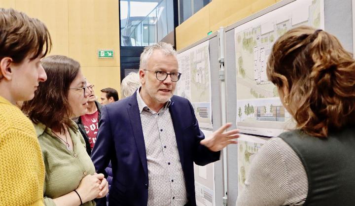 Guido Hirschvogel, Schulleiter Kreisschule Rohrdorferberg, erläuterte die Erweiterung der Kreisschule. Foto: dg Guido Hirschvogel, Schulleiter Kreisschule Rohrdorferberg, erläuterte die Erweiterung der Kreisschule. Foto: dg