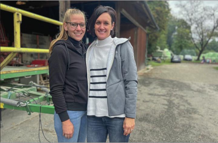 Fabienne Bartholdi (l.) und Conny Kurmann organisieren mit Hilfe der Familie Strickler auf dem Münzelhof in Wohlenschwil zum ersten Mal einen Herbstmarkt. Die beiden stehen vor der Scheune, in welcher am 1. November die Festwirtschaft mit Raclette, Kürbissuppe und Alphorn-Trio betrieben wird. Foto: hhs