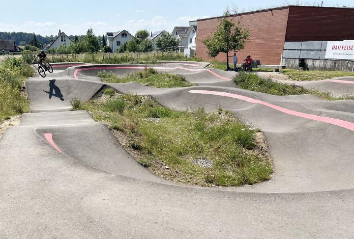 Hinter Pumptrack und Feuerwehrlokal (r.) soll ein Bolzplatz, ein kleiner Fussballplatz entstehen. Foto: Archiv, hhs