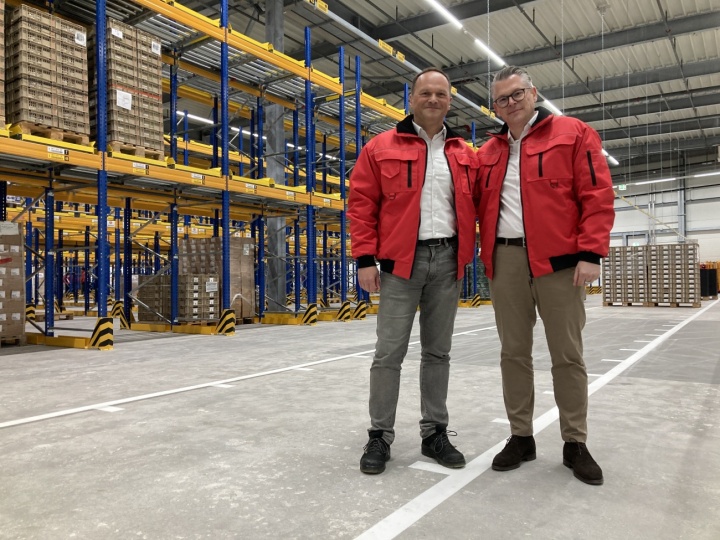 Denner-CEO Torsten Friedrich (rechts) liess es sich nicht nehmen, die Frische-Verteilzentrale in Mägenwil gemeinsam mit Michael Tröster (Leiter Verteilzentrale, links) zu eröffnen. Bis zum Auslieferungsstart kommende Woche soll das Lager zu 90 Prozent gefüllt sein. Foto: Michael Lux Denner-CEO Torsten Friedrich (rechts) liess es sich nicht nehmen, die Frische-Verteilzentrale in Mägenwil gemeinsam mit Michael Tröster (Leiter Verteilzentrale, links) zu eröffnen. Bis zum Auslieferungsstart kommende Woche soll das Lager zu 90 Prozent gefüllt sein. Foto: Michael Lux