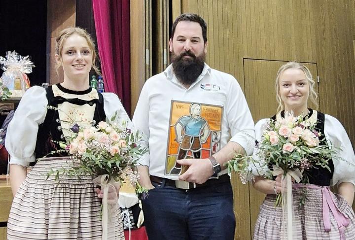 Roman Wyler, flankiert von zwei Ehrendamen nach der Ernennung zum Ehrenmitglied. Foto: zVg