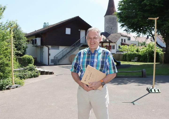 Erich Probst, Leiter Bau und Planung, steht auf dem asphaltierten Platz, wo der neue Container zu stehen kommt. Die Bauprofile zeigen die Dimension an. Die Baugesuchsakten liegen bis am 16. Juni öffentlich auf. Foto: dg