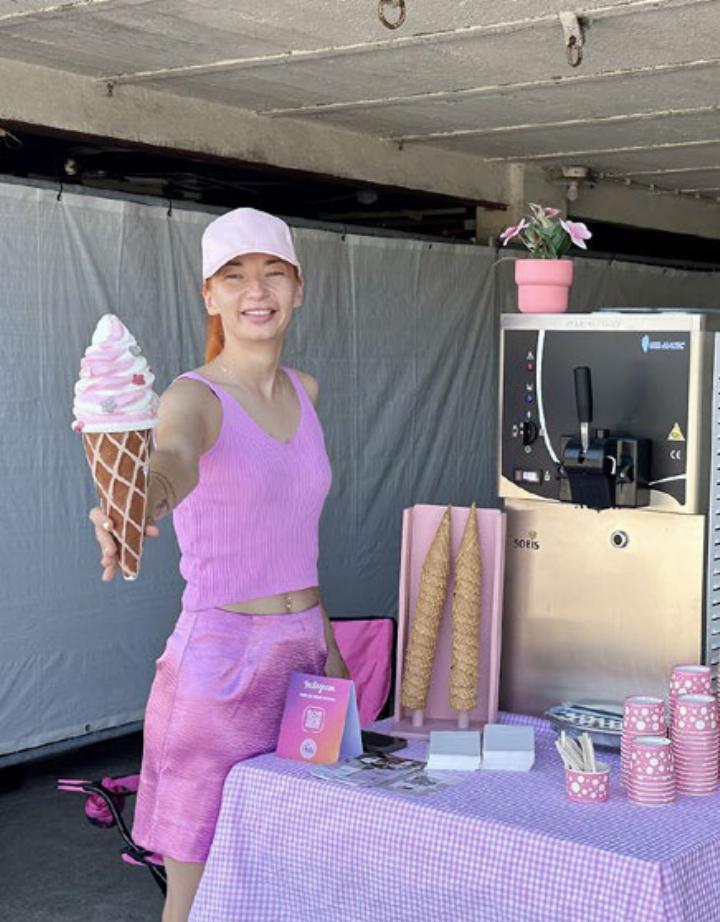 Jelena Popovic war mit ihrer Softeismaschine beim Drive-in in Mägenwil vor Ort.