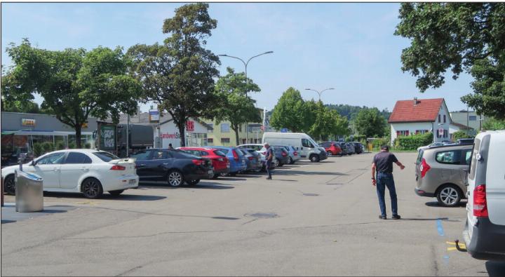 Parkplatz am Lindenplatz. Der Bau eines unterirdischen Parkhauses soll dort geprüft werden und die Stadt beantragt einen Projektierungskredit. Foto: mbe