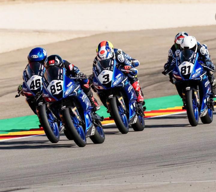 Alessandro Binder, zweiter von links und wie immer mit der Nummer 85, konnte in Aragon für einmal ein anderes Motorrad ausprobieren. Foto: zVg