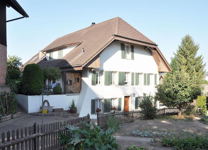 Das schmucke Mühlengebäude wurde im Jahr 1579 erbaut. Die Fenster und die Form des geknickten Halbwalmdachs gehen vermutlich auf das 18. Jahrhundert zurück. Vor einigen Jahren wurden Fassade und Dach saniert und das Dachgeschoss mit sogenannten Lukarnen ausgebaut, um den Wohnraum zu vergrössern. Fotos: ml