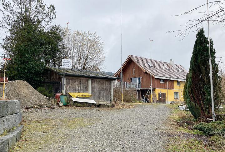 Laut Baugesuch, das derzeit öffentlich aufliegt, soll auf der Parzelle 889 am Mühleweg ein Generationenhaus für zwei Parteien entstehen. Der Schopf mit Carport würde demnach für den Neubau zurückgebaut. Foto: ml