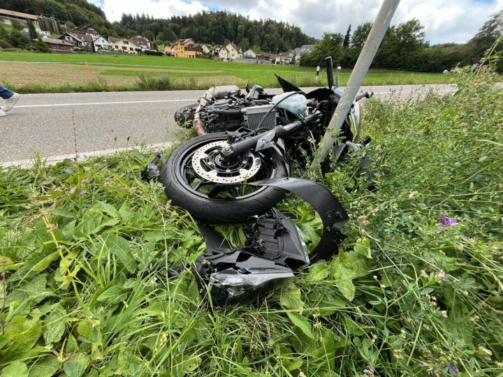 Das Motorrad erlitt Totalschaden. Foto: Kapo Aargau