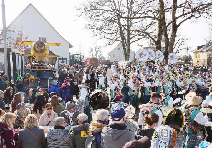 Der Meierplatz vor der Zähnteschüür war pumpenvoll mit Fasnächtlern. Fotos: dg