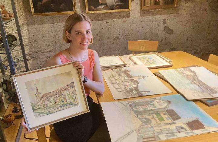Die Historikerin und Projektleiterin Lisa Weigelt zeigt einige Ansichten von Mellingen, die sie zu einer Ausstellung im Forum vereinen wird. Weigelt arbeitet für das Ortsmuseum in der Stadtscheune. Fotos: mbe