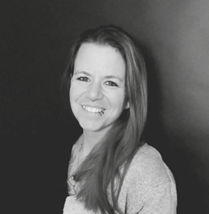 Franziska Walker ist in Staretschwil aufgewachsen und lebt mit ihrem Mann in Stetten. Sie arbeitet als Filialleiterin und lässt es sich in der Freizeit gerne mit erholsamen Ferien, wohltuenden Massagen und feinem Essen gut gehen. Zu ihren Leidenschaften gehören unter anderem das Sammeln und Tragen von Converse-Schuhen.