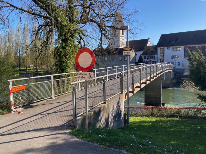 Ein Zankapfel für ein paar unzufriedene Einwender: Der Städtlisteg in Mellingen, momentan der einzige Übergang zur Altstadt für Fussgänger und Velofahrer.