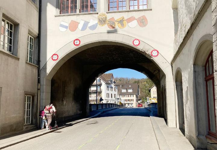 Das Brückentor ist durch die jahrelange Verkehrsbelastung in keinem guten Zustand. Abgase und der ein oder andere Lastwagen haben Spuren am Torinneren und am Torbogen aus dem 16. Jahrhundert hinterlassen. Fotos: ml