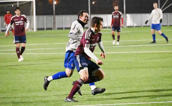 Goalgetter Hajrullah Murati (Mitte) wurde von Sarmenstorf bewacht. Foto: sl