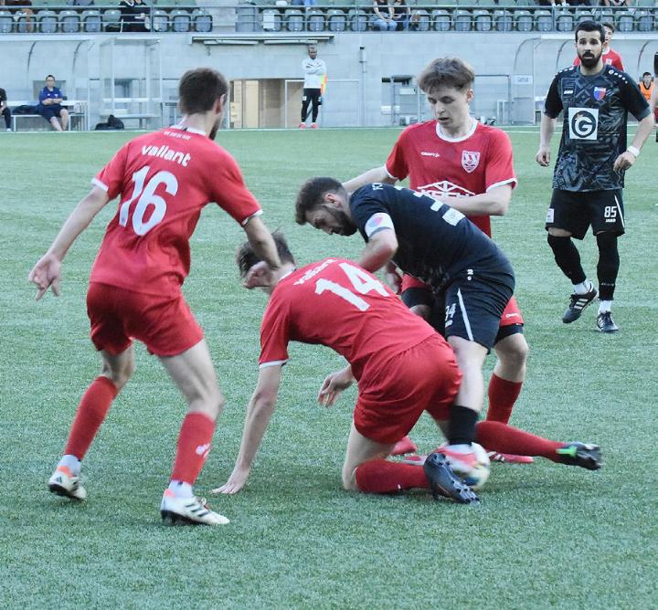 Die Niederwiler Oliver Stutz (Nr. 16), Oliver Allenspach (Nr. 14) und Janis Holenweger können Kappelerhofs Captain Meriton Shabani nicht stoppen.
